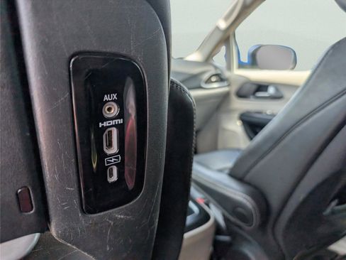 Used 2023 Chrysler Pacifica Touring-L w/ Uconnect Theater Family Group FWD image 30