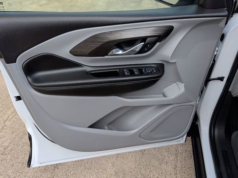 Used 2024 GMC Terrain SLE image 10