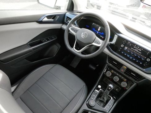 Certified 2023 Volkswagen Taos SE w/ Panoramic Sunroof Package image 9