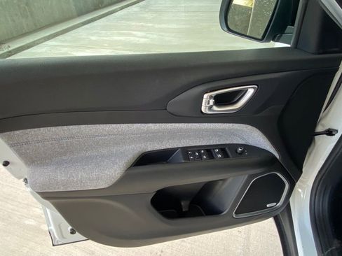 New 2022 Jeep Compass Latitude w/ Sun and Sound Group image 33