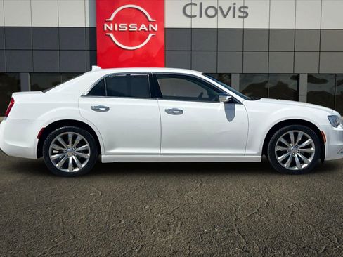 Used 2019 Chrysler 300 Limited RWD image 9