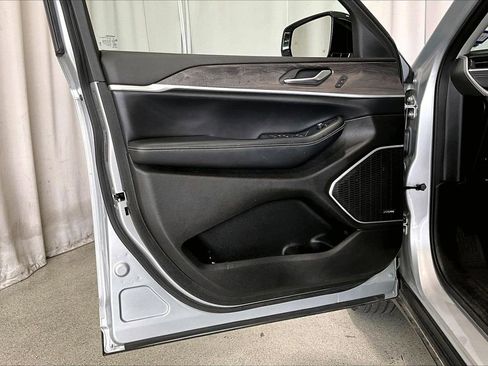 Used 2023 Jeep Grand Cherokee L Limited image 21