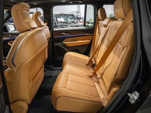 Used 2023 Jeep Grand Cherokee Summit AWD/4WD image 15