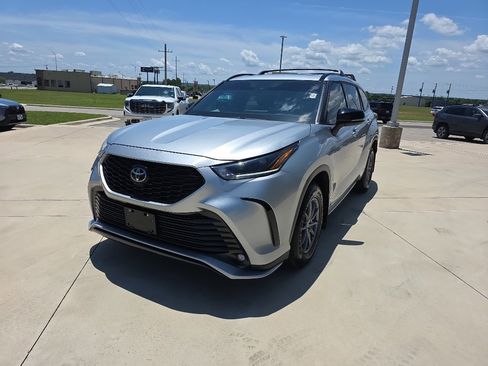 Certified 2024 Toyota Highlander XSE FWD image 3