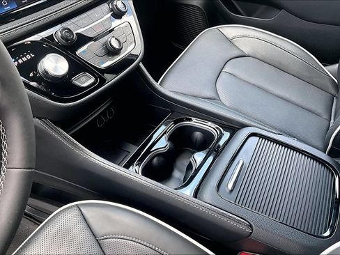 New 2025 Chrysler Pacifica Premium FWD image 7