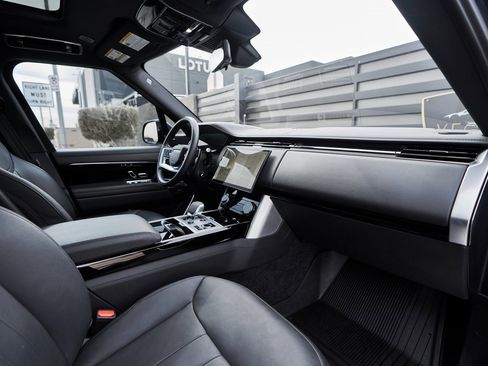 Used 2023 Land Rover Range Rover Long Wheelbase SE image 39