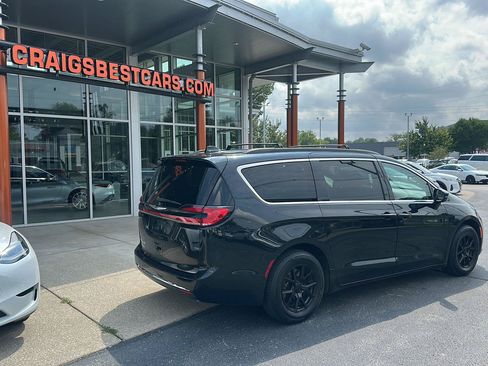 Used 2022 Chrysler Pacifica Touring-L FWD image 3