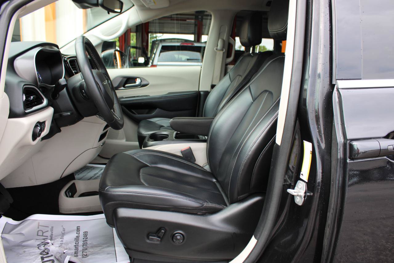 Used 2023 Chrysler Pacifica Touring-L FWD image 16