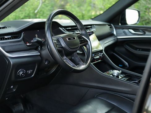 Used 2022 Jeep Grand Cherokee Overland w/ Luxury Tech Group IV image 9