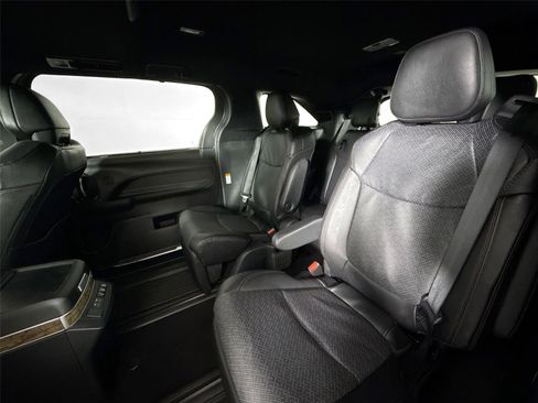 Certified 2025 Toyota Sienna Platinum image 32