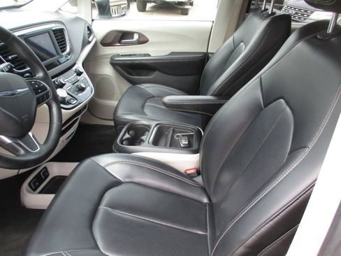 Used 2020 Chrysler Voyager Lxi FWD image 13