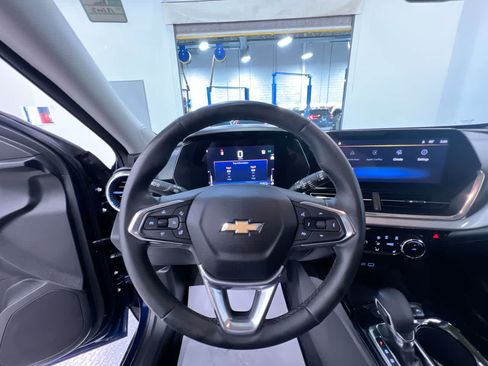 Used 2024 Chevrolet Trax LT w/ Sunroof Package FWD image 15
