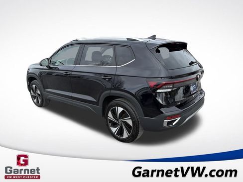 Certified 2025 Volkswagen Taos SE image 3