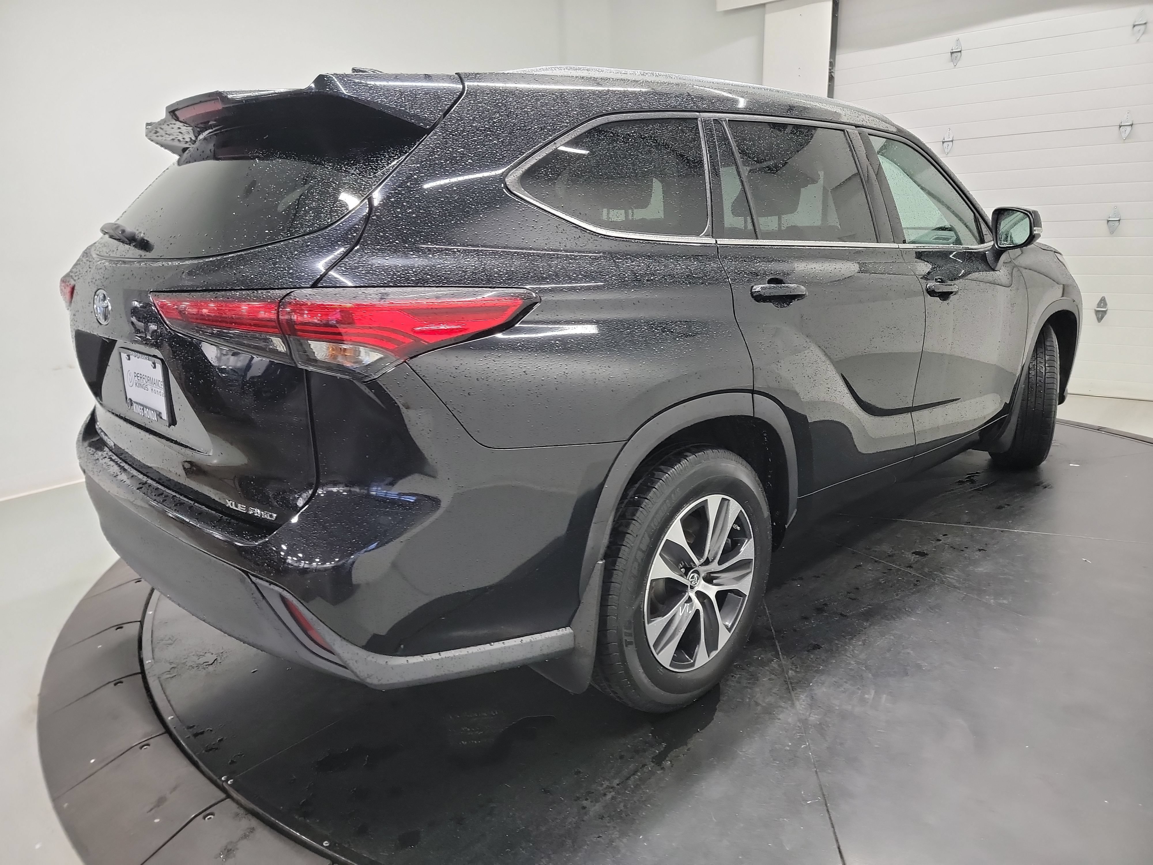 Used 2021 Toyota Highlander XLE AWD/4WD image 9