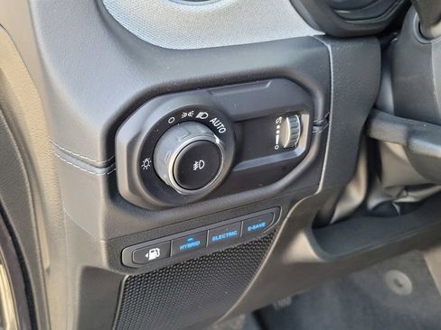 Used 2025 Jeep Wrangler Unlimited Sahara w/ Safety Group AWD/4WD image 17