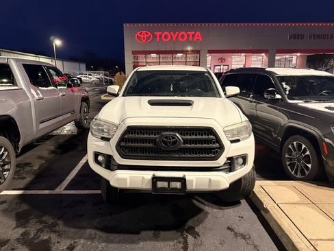 Used 2017 Toyota Tacoma TRD Sport w/ Tow Package image 2