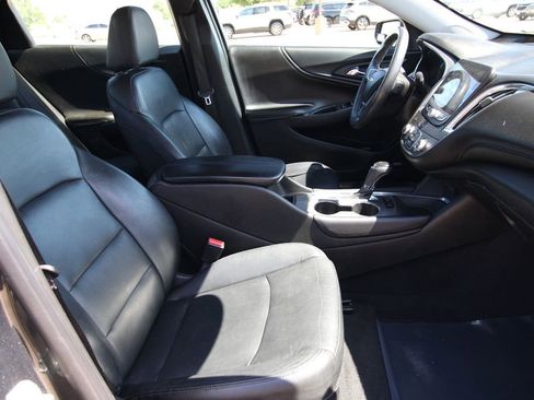 Used 2017 Chevrolet Malibu LT w/ Leather Package FWD image 8