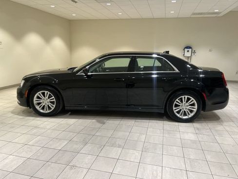 Used 2019 Chrysler 300 Touring L w/ Quick Order Package 22F RWD image 2