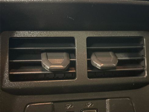 Used 2023 GMC Canyon Denali image 40