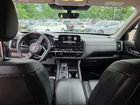 Used 2024 Nissan Pathfinder SL AWD/4WD image 12