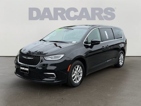 Used 2024 Chrysler Pacifica Touring-L FWD image 3