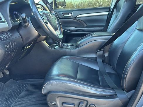 Used 2019 Toyota Highlander XLE image 18