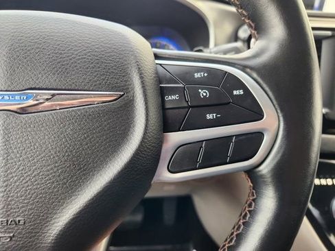 Used 2020 Chrysler Pacifica Touring-L image 29