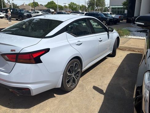 Used 2024 Nissan Altima 2.5 SR w/ SR Premium Package image 10