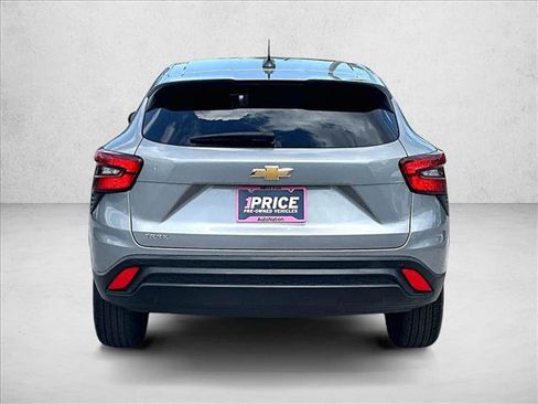 Used 2024 Chevrolet Trax LS w/ Driver Confidence Package FWD image 4