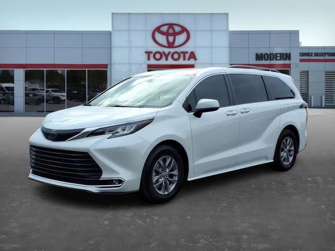 Certified 2022 Toyota Sienna XLE image 1