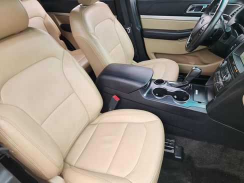 Used 2017 Ford Explorer XLT w/ Equipment Group 202A FWD image 10
