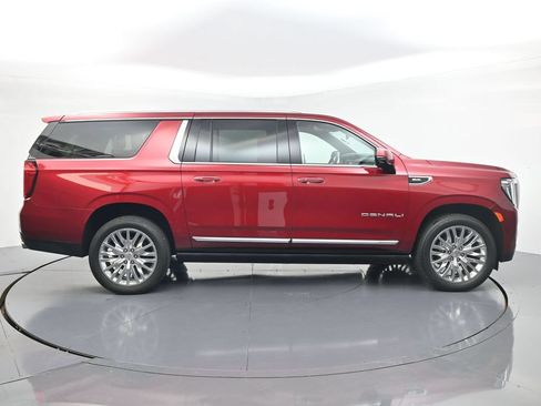 Used 2023 GMC Yukon XL Denali AWD/4WD image 4