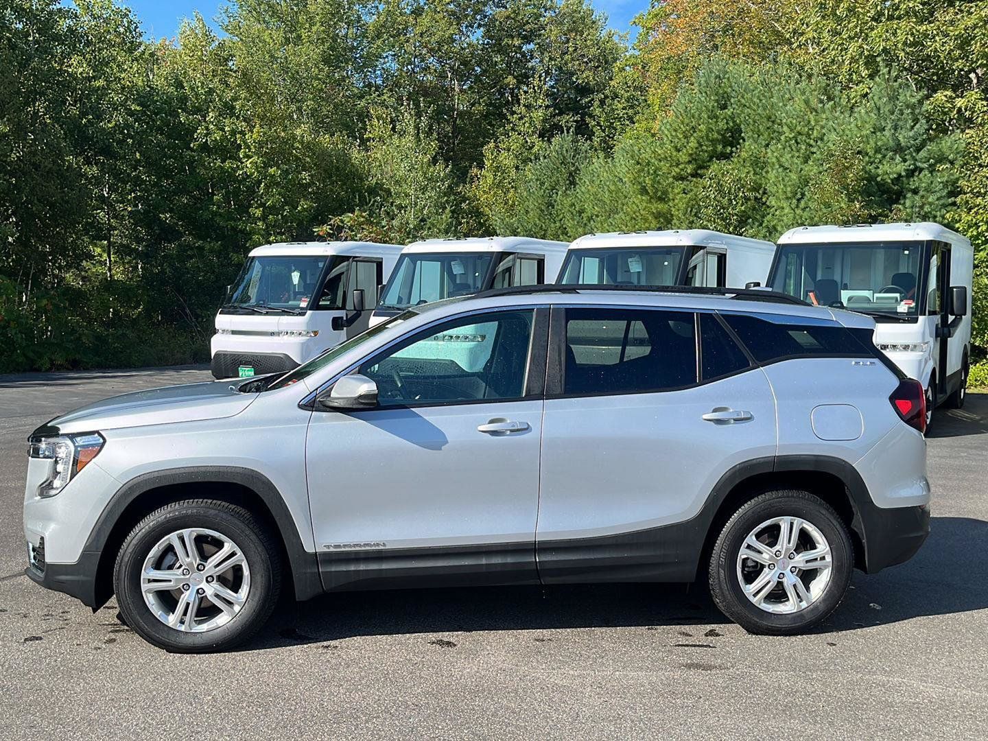 Certified 2022 GMC Terrain SLE w/ Driver Convenience Package AWD/4WD image 2