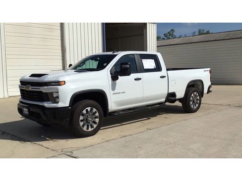 Used 2025 Chevrolet Silverado 2500 Custom w/ Custom Value Package image 4