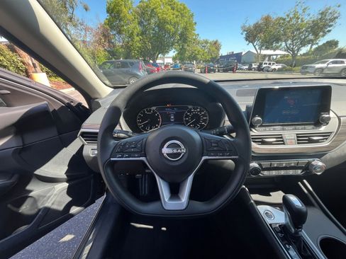 Used 2025 Nissan Altima 2.5 SV FWD image 34