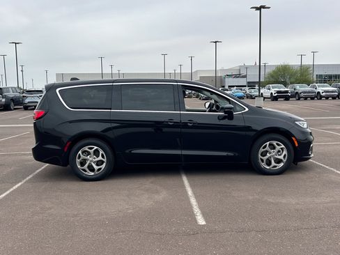 Used 2024 Chrysler Pacifica Limited FWD image 6