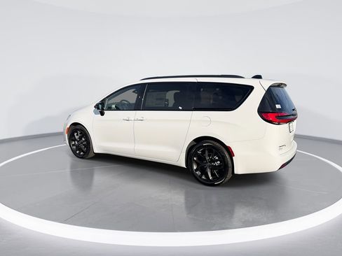 New 2026 Chrysler Pacifica Select w/ S Appearance Package image 6
