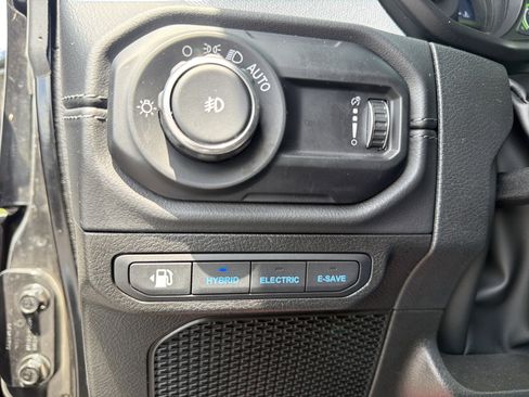 Used 2025 Jeep Wrangler Unlimited Sahara AWD/4WD image 30