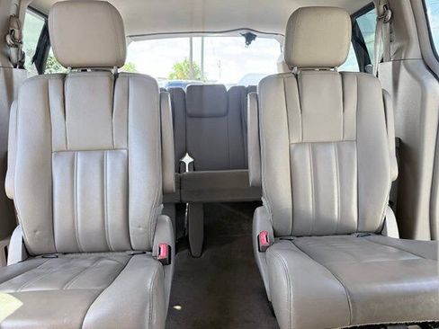 Used 2015 Chrysler Town & Country Touring FWD image 12