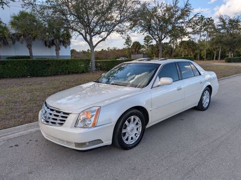 Used 2008 Cadillac DTS Luxury I w/ Sun And Sound Package image 2