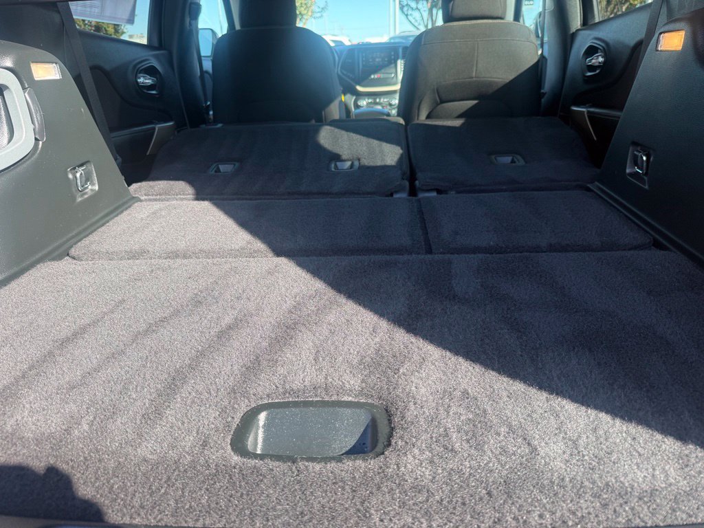 Used 2018 Jeep Cherokee Latitude w/ Safety Group AWD/4WD image 20