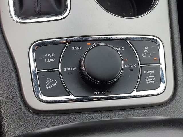 Used 2018 Jeep Grand Cherokee Overland AWD/4WD image 17