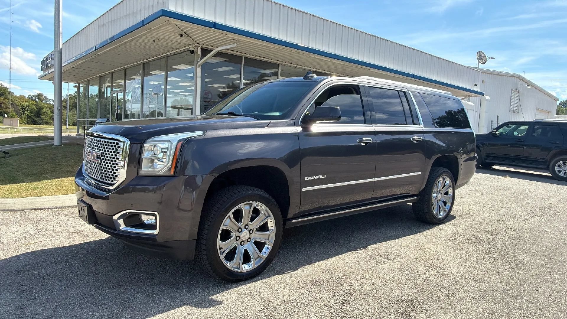 Used 2015 GMC Yukon XL Denali w/ Premium Package AWD/4WD image 1