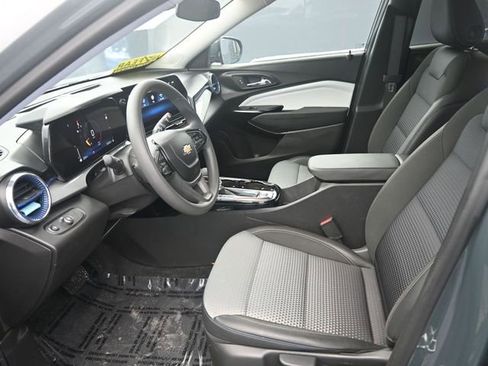 Used 2025 Chevrolet Trax LT image 16