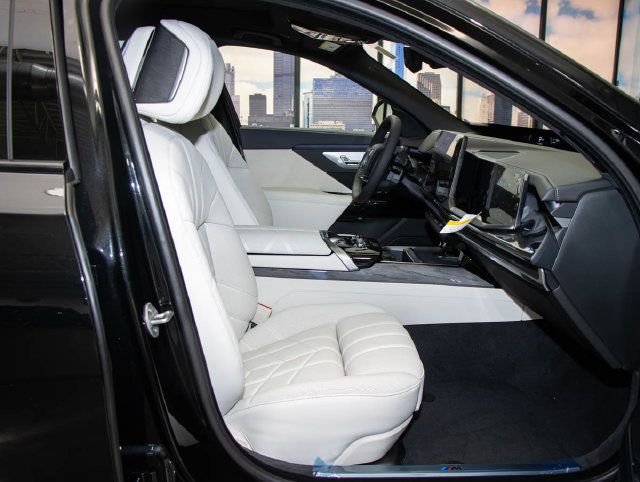 Used 2027 BMW 740i xDrive w/ Executive Package AWD/4WD image 21