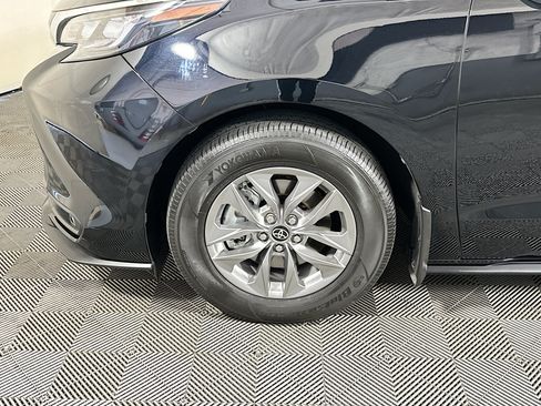 Used 2025 Toyota Sienna XLE FWD image 11