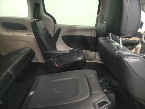 Used 2023 Chrysler Pacifica Touring-L FWD image 3