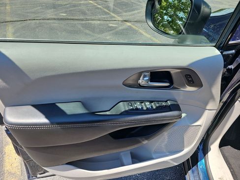 Used 2023 Chrysler Pacifica Touring-L FWD image 17