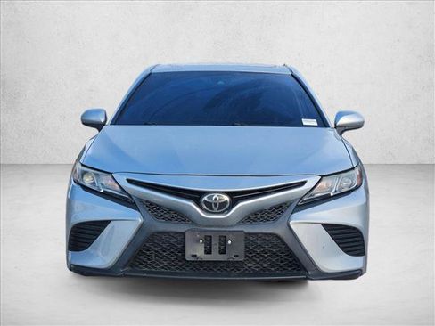Used 2018 Toyota Camry SE image 2