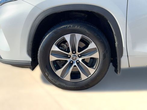 Used 2023 Toyota Highlander XLE image 10